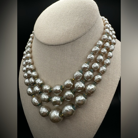 Vintage signed MIRIAM HASKELL Pearls Three Strand Necklace 13'' with 2.5“ extend - Picture 12 of 16